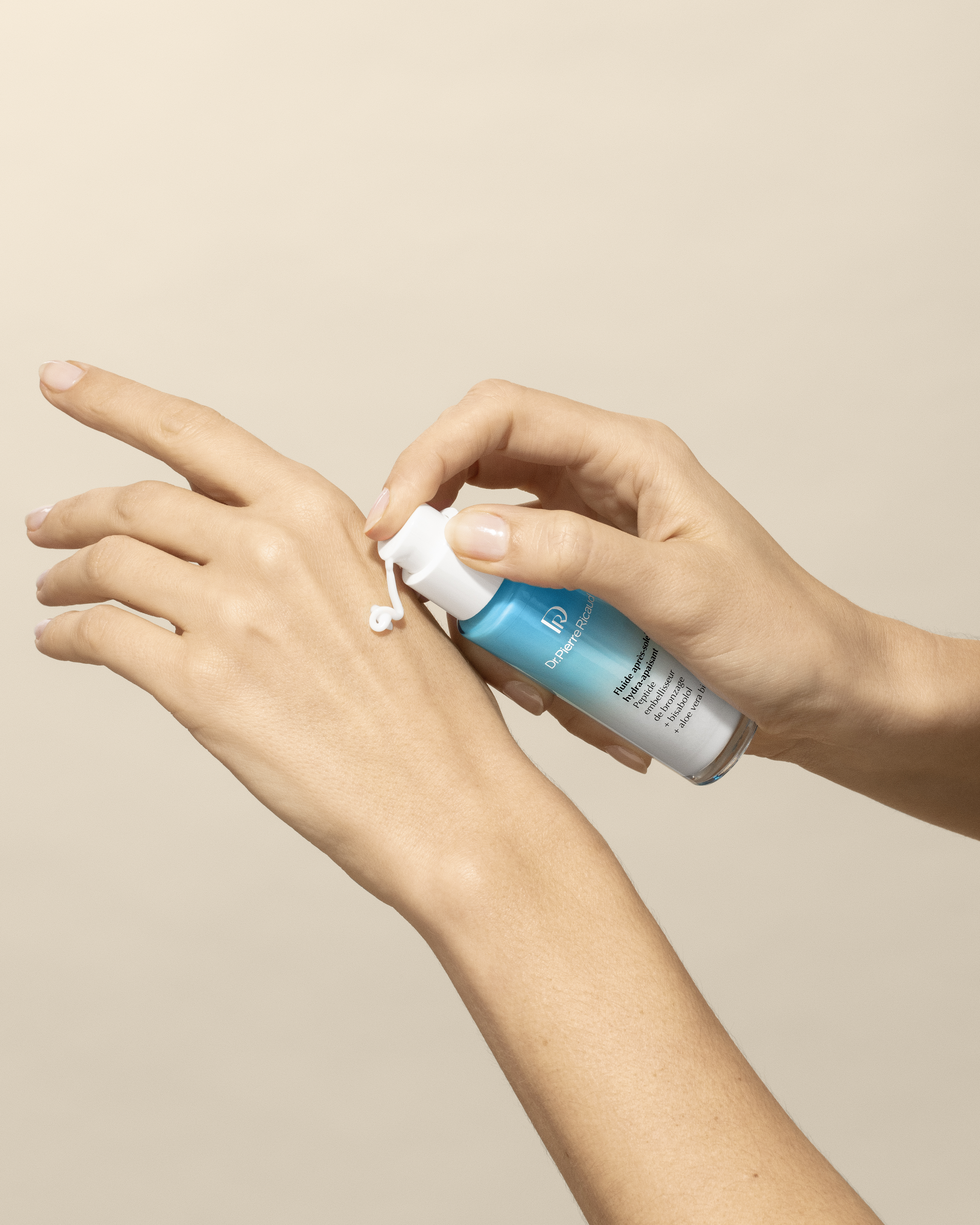 femme applique une crème hydratante sur son visage