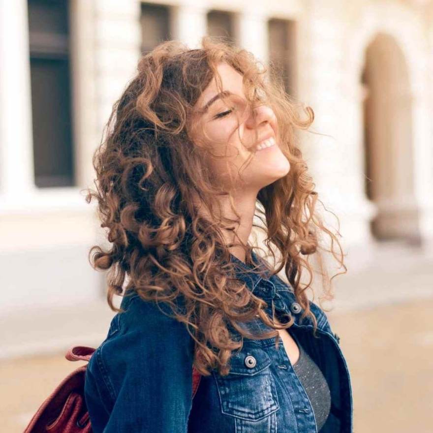 femme avec une peau lumineuse